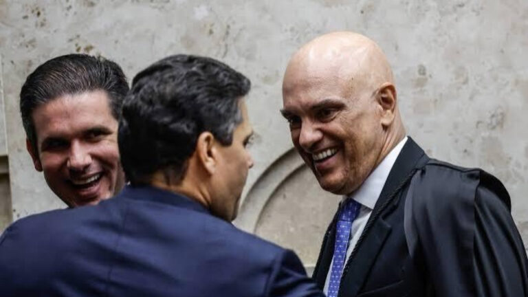 O bicho vai pegar: Moraes consulta PGR sobre possibilidade de apreender passaporte de Eduardo Bolsonaro