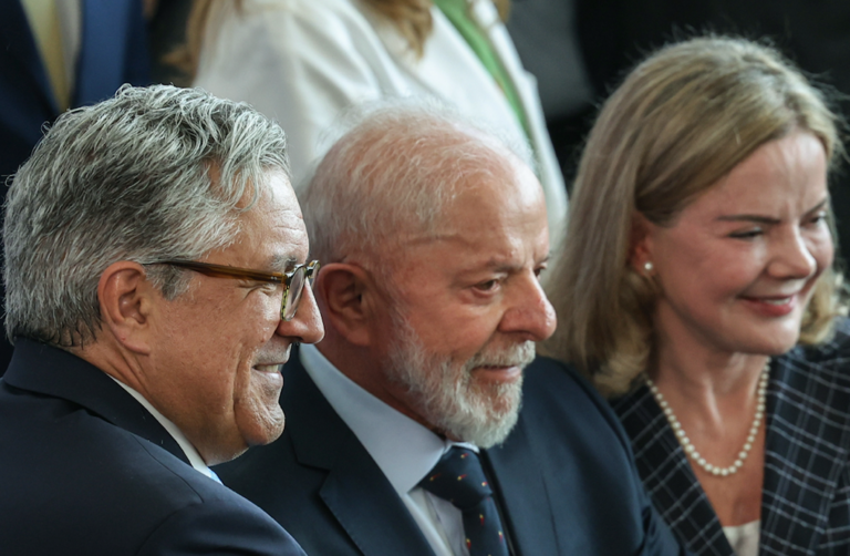 Lula em busca de um novo poste