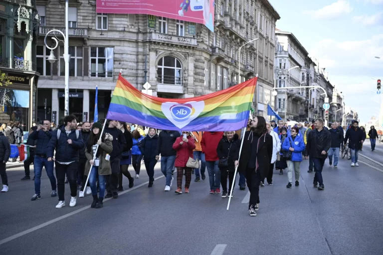 País da Europa proíbe parada LGBT e passa a reconhecer apenas gênero masculino e feminino