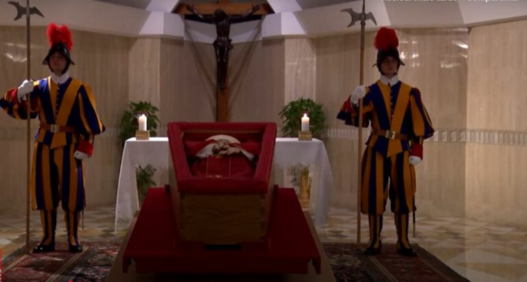 Vaticano divulga primeiras imagens de papa no caixão