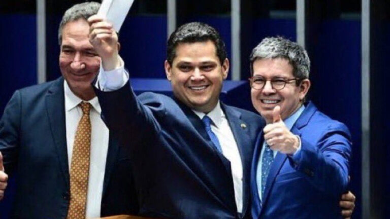 Um senado que não legisla para o povo. Mandato de 10 anos para senador?