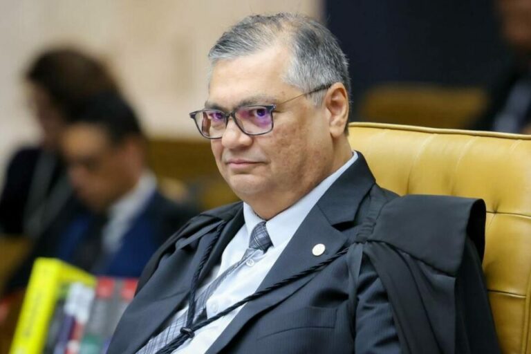 Dino dá a réu por corrupção o que negou a Bolsonaro