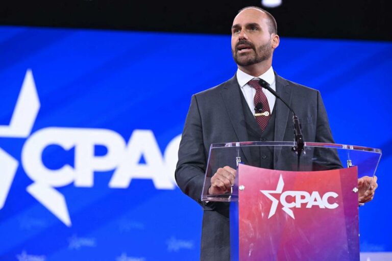 Eduardo Bolsonaro reage a pedido da PGR, fala em achaque e desafia Lula