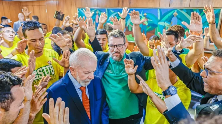 Para buscar evangélicos, Lula entrega até ministério