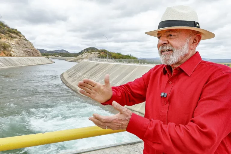 Lula tenta culpar Deus por seca no Sertão