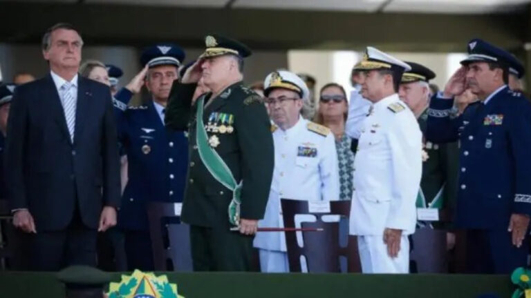 Versões opostas: ex-comandantes se contradizem sobre ordem de prender Bolsonaro