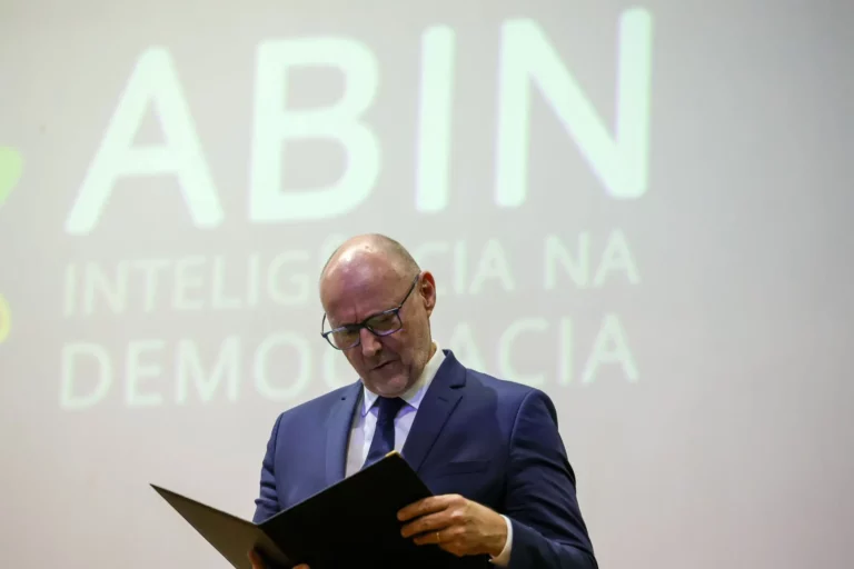 Servidores da Abin aprovam greve e acionam Justiça para afastar diretor-geral