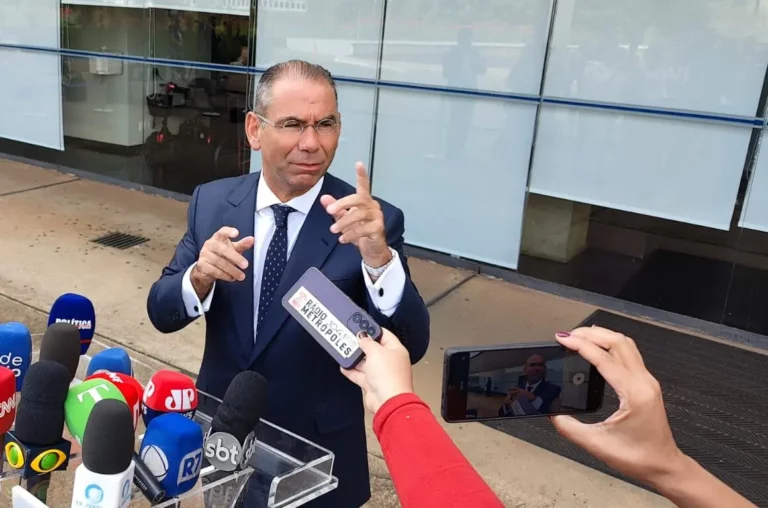 Mauro Cid entrou em contradição em acareação, diz advogado de Braga Netto