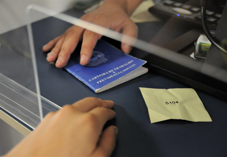 Agências do trabalhador têm vagas com salário de R$ 5 mil para pessoas com ensino médio e sem experiência