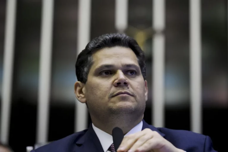 Alcolumbre lê pedido e cria CPMI para investigar fraudes no INSS