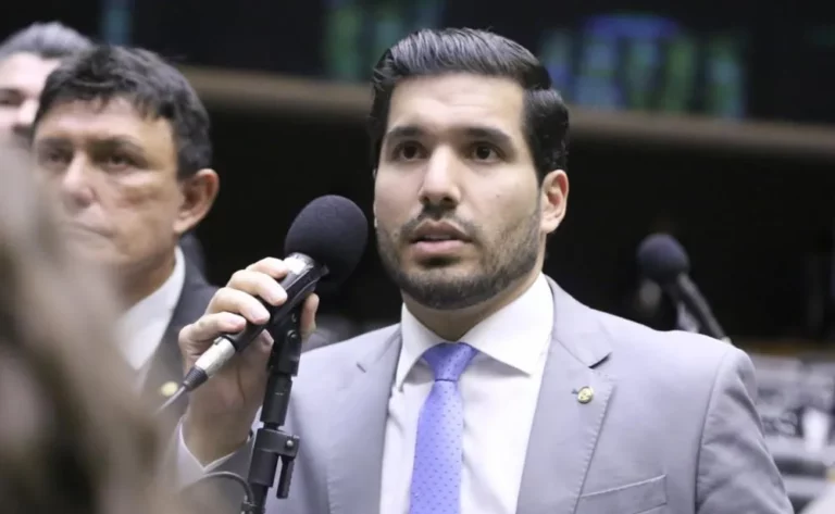 André Fernandes DÁ AULA em Hugo Motta e cobra a soberania da Câmara. Assista