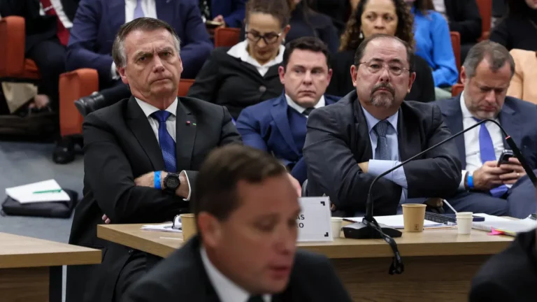 Defesa de Bolsonaro aponta mais contradições em versão de Cid sobre golpe