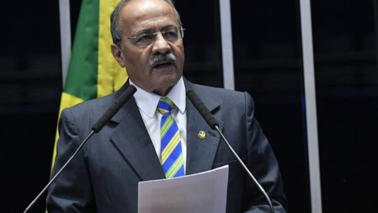 Lula leva senador flagrado com dinheiro na cueca à França