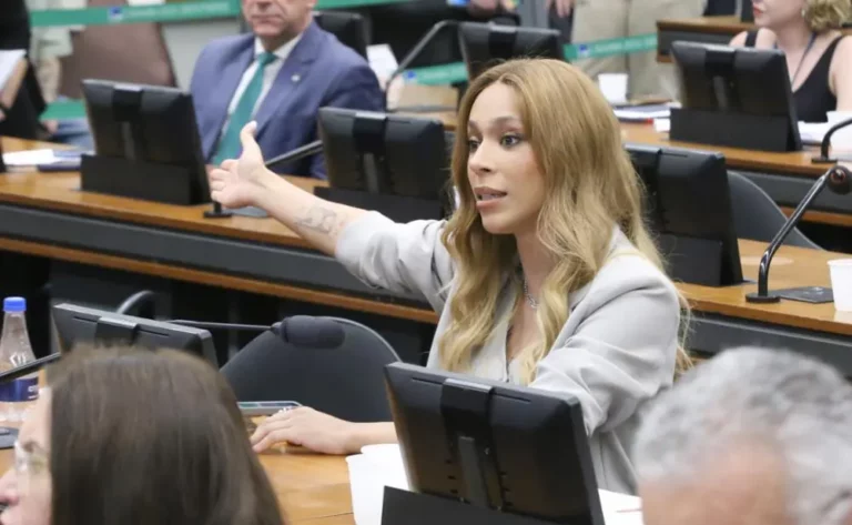 Erika Hilton é alvo de ação no MPF por uso de verba com maquiadores