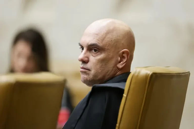 Moraes ignora revelações e transforma delação de Cid em fato intocável