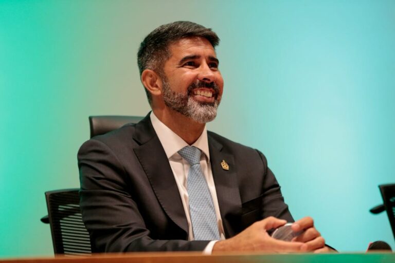 Deputado Roosevelt propõe prioridade de assentos para mulheres ao lado das janelas no transporte público do DF