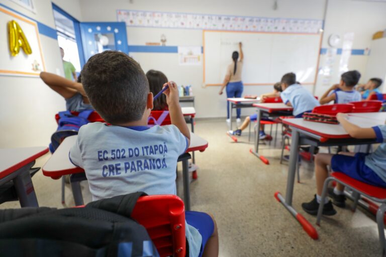 FIM DA GREVE DOS PROFESSORES: Aulas retornam amanhã dia 26