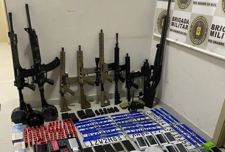 Brigada Militar apreende grande arsenal bélico, mas judiciário solta duas pessoas presas com material