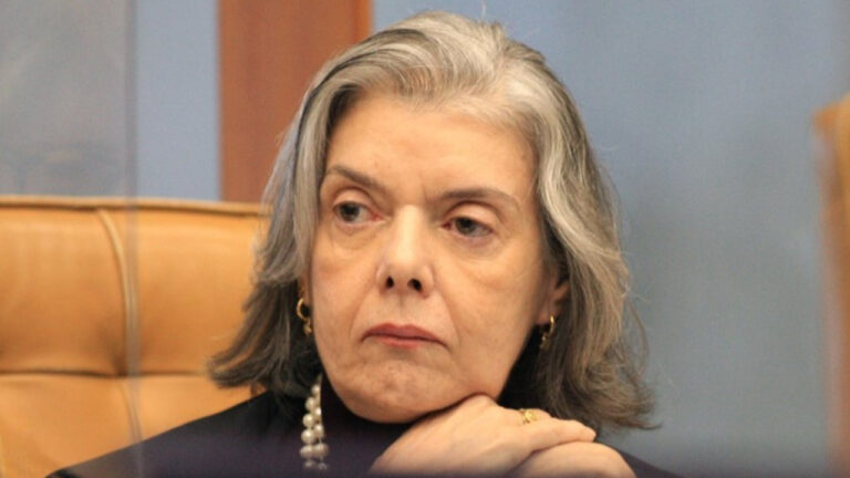 Senadores protocolam pedido de impeachment de Cármen Lúcia, ministra do STF