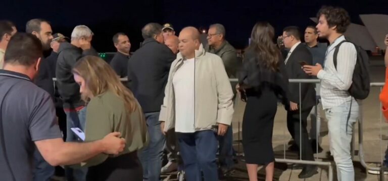 Moraes determina remoção imediata de deputados bolsonaristas do acampamento em frente ao STF