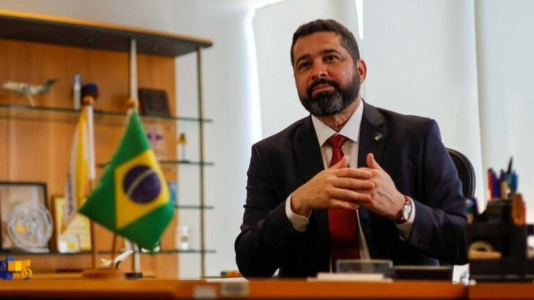 Presidente dos Correios entrega carta de demissão e deve encontrar Lula semana que vem