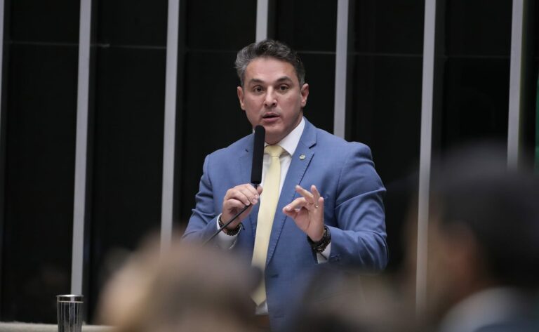 Chefe da SECOM/PR, Sidônio Palmeira, não vai à Câmara e oposição diz que ministro fugiu