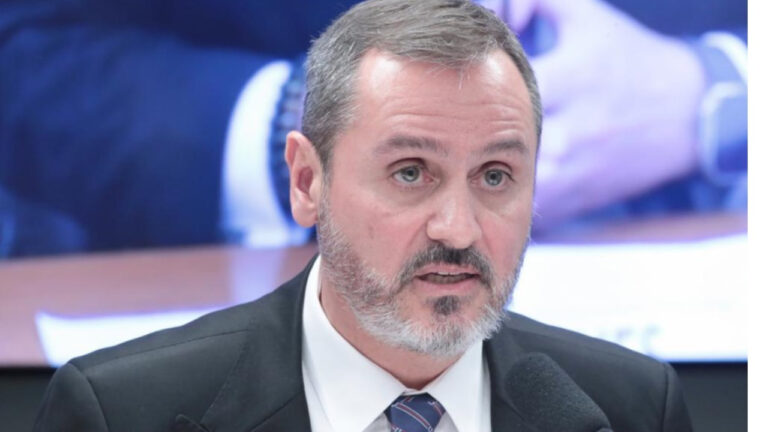 Deu ruim: Diretor da PF terá de explicar por que não investigam irmão de Lula