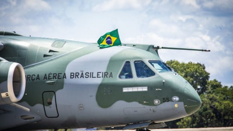 Comandante recorre a voos comerciais por falta de recursos FAB