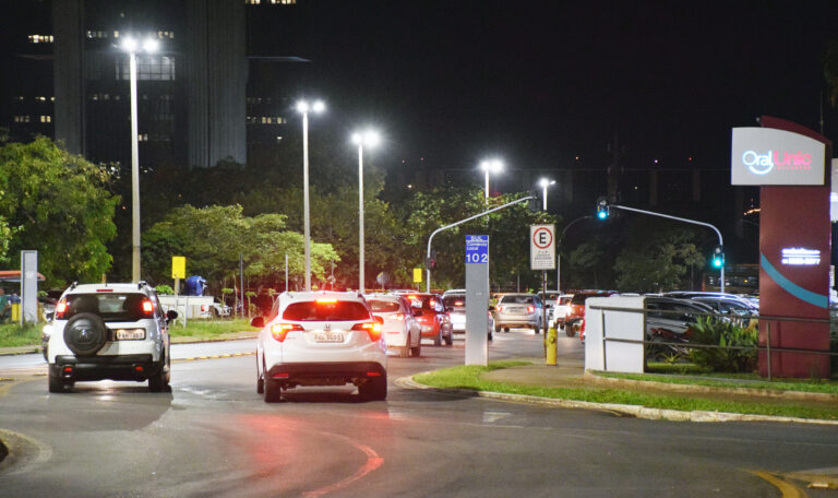 Oito RAs receberão mais de 2 mil luminárias de LED