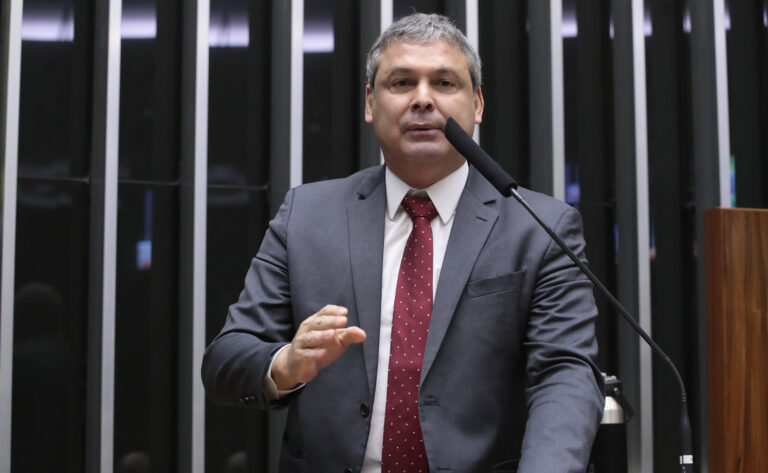 Lindbergh aciona STF para barrar aplicação de Magnitsky contra Moraes