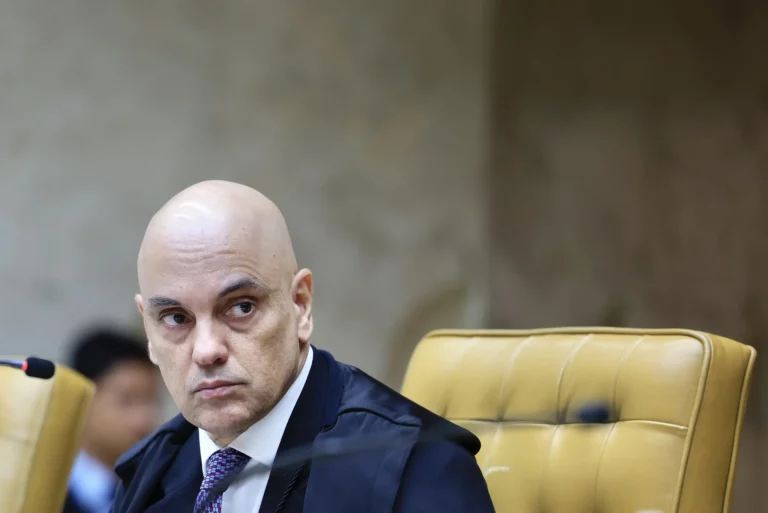 Moraes cerca Bolsonaro com a polícia a pedido do PT: as 5 ilegalidades da decisão