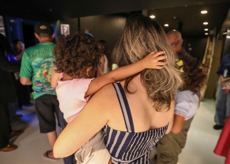 Programa Acolher Eles e Elas oferece apoio financeiro e emocional a mais de 180 órfãos de feminicídios