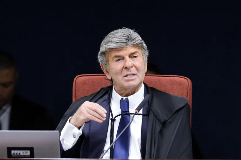 Sete pontos do voto de Fux que confrontam Moraes no julgamento de Bolsonaro