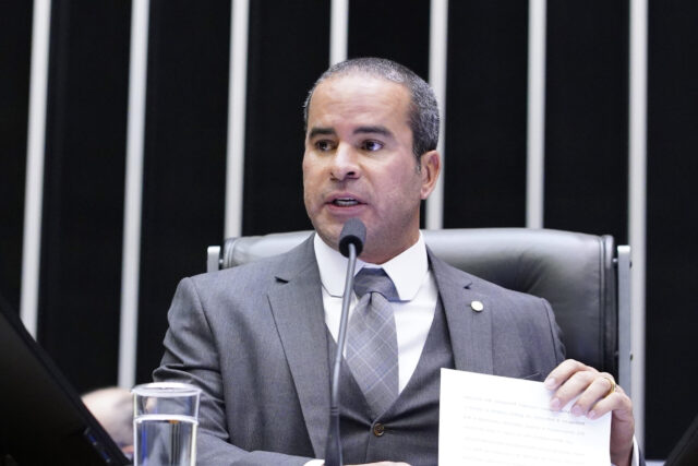 “Faixa azul para motos: projeto aprovado na Câmara promete trânsito mais seguro e humano”