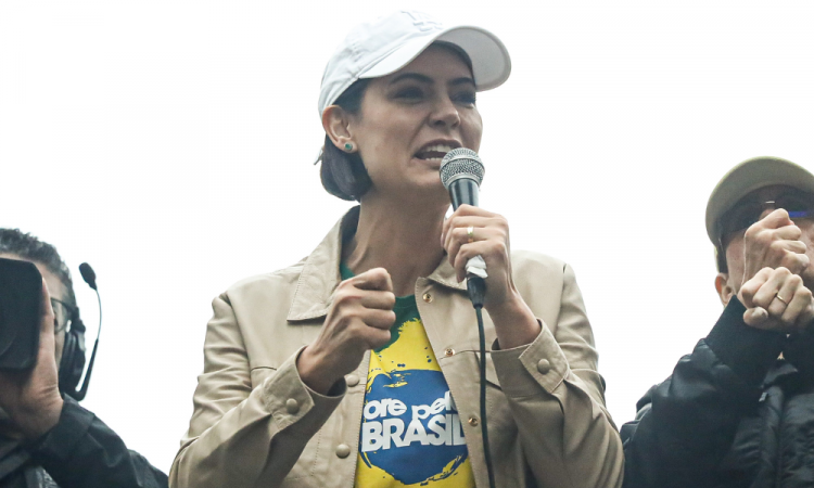 Michelle admite que pode disputar as eleições de 2026 e classifica processo que condenou Bolsonaro como ‘farsa judicial’