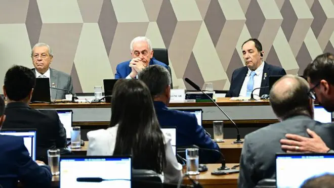 Comissão do Senado rejeita PEC da Imunidade