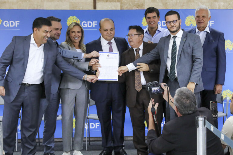 GDF entrega 182 escrituras e contratos a empresas beneficiadas pelo Pró-DF II e Desenvolve-DF