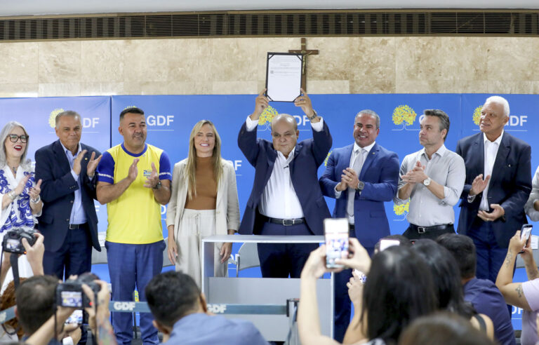 Ibaneis Rocha sanciona projeto de lei que cria o Cartão Uniforme Escolar no DF