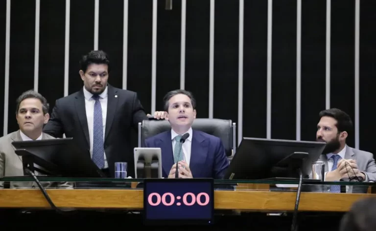 Governo sofre dura derrota na Câmara e deixa caducar MP que aumentava tributos