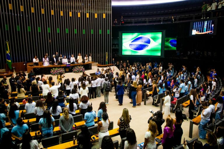 Câmara dos Deputados celebra o Dia Internacional das Meninas em sessão solene marcada por emoção e representatividade