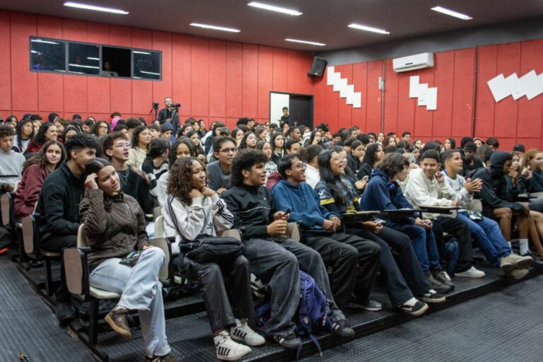 “Desenhando Sonhos & Vestindo o Futuro”: Estudantes do Centro de Ensino Médio Ave Branca (CEMAB) participam de roda de conversa