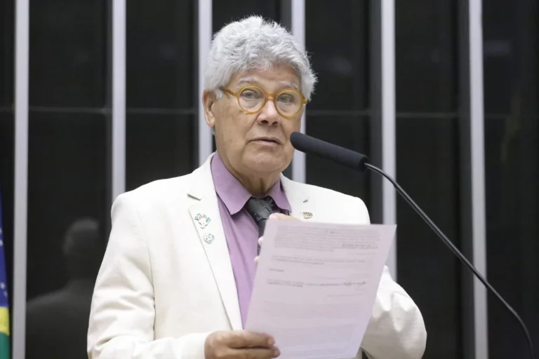 Esquerdista Chico Alencar (PSOL-RJ) quer mudar lema da Bandeira Nacional