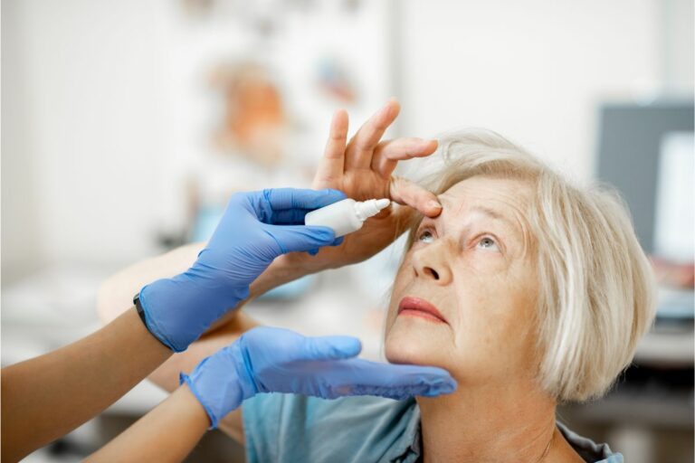 Colírio aprovado nos EUA promete melhorar visão de perto e reduzir uso de óculos