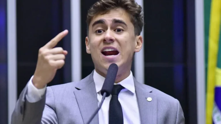 Moraes manda defesa de Bolsonaro explicar uso de celular por Nikolas durante visita