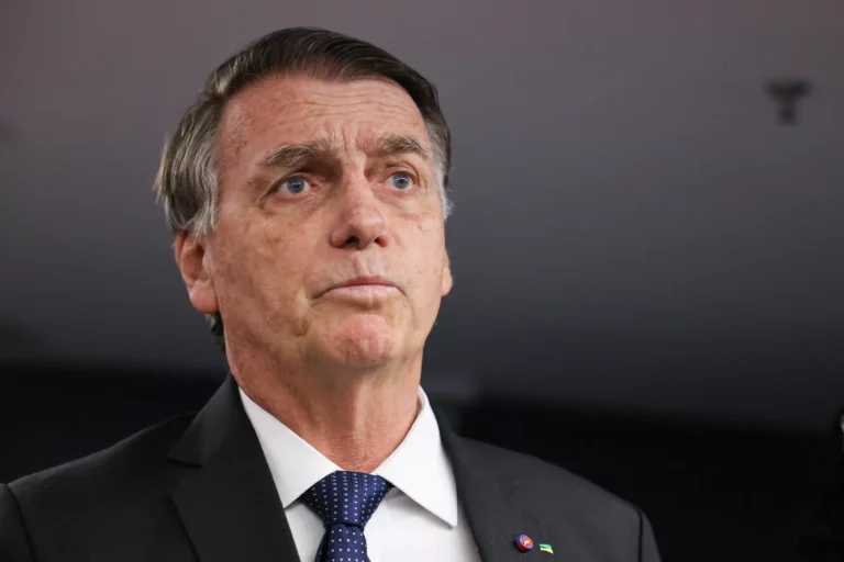 Bolsonaro deixa PF e é internado para realizar cirurgia