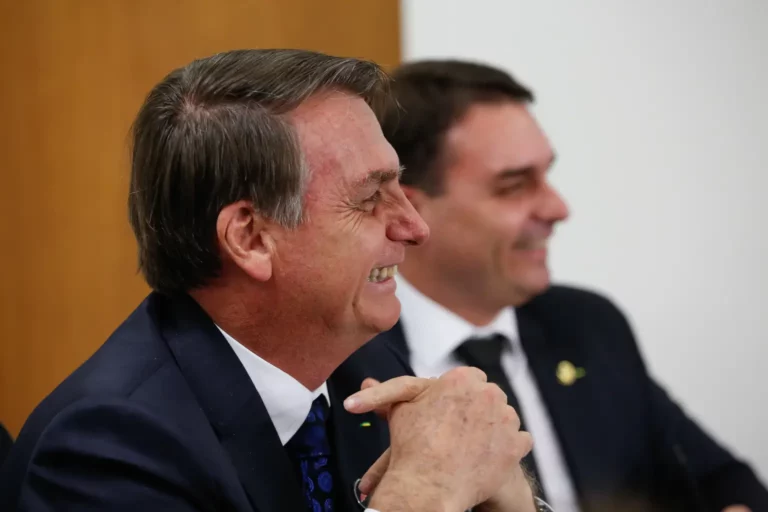 “Bolsonaro aposta em legado familiar: Flávio é lançado como candidato ao Planalto e já provoca reação forte no país”