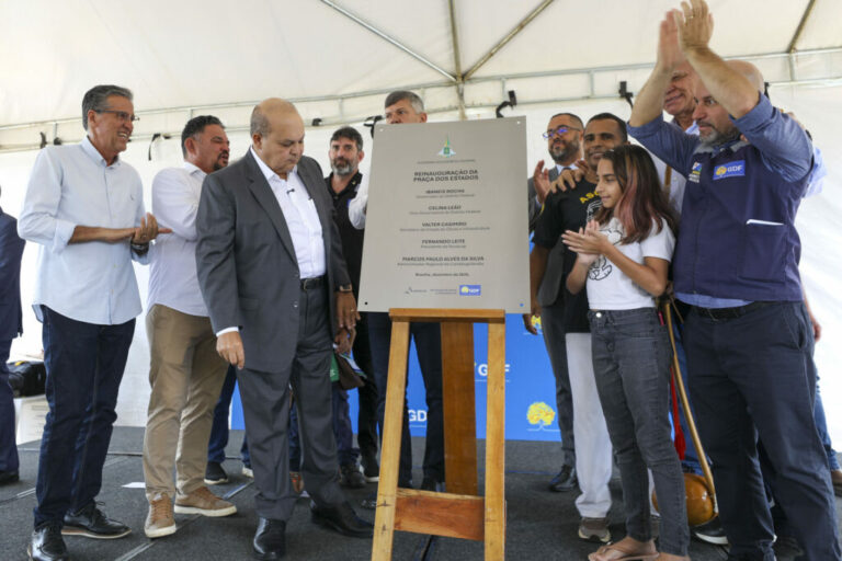 Ibaneis Rocha inaugura reforma da Praça dos Estados, na Candangolândia