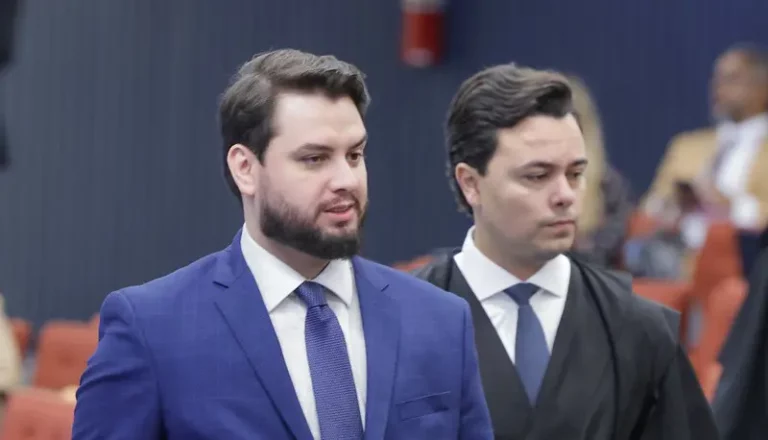 Jeffrey Chiquini é retirado da tribuna por policial após ordem de Dino