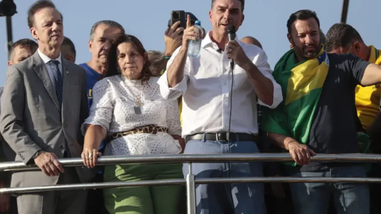 Bolsonaro escolhe Flávio como candidato para 2026, diz portal