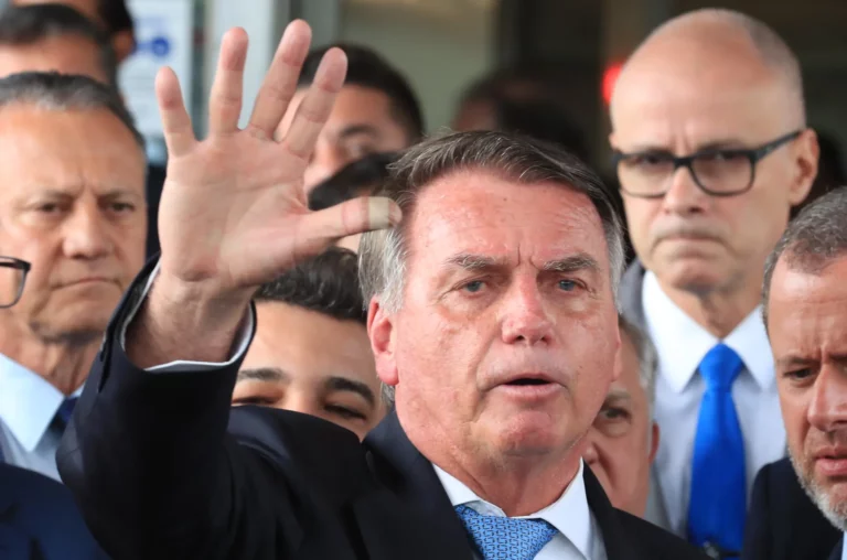 Descalabro: PGR é contra smart TV para Bolsonaro por risco de acesso à internet